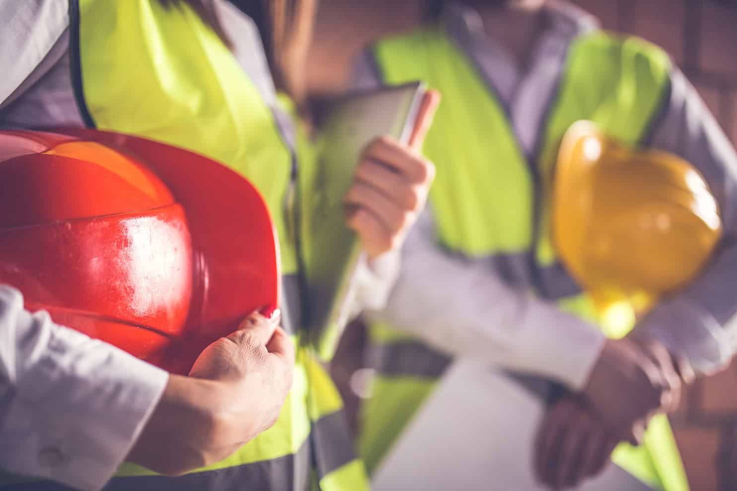 illustration d'ouvriers de chantiers avec gilets et casques