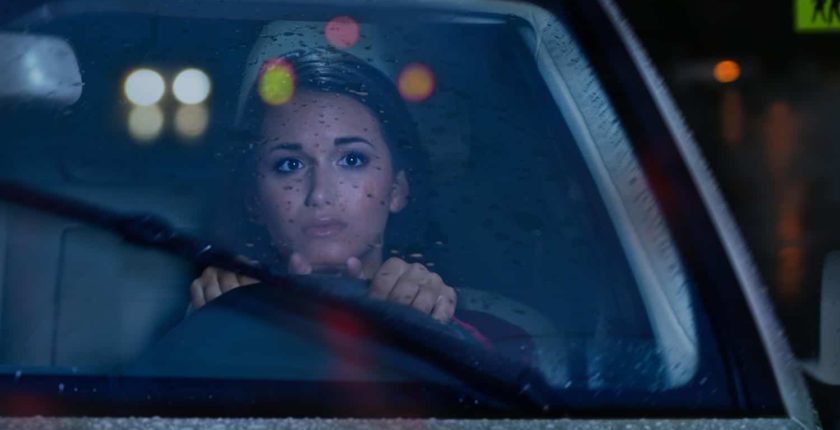 femme conduisant de nuit sous la pluie