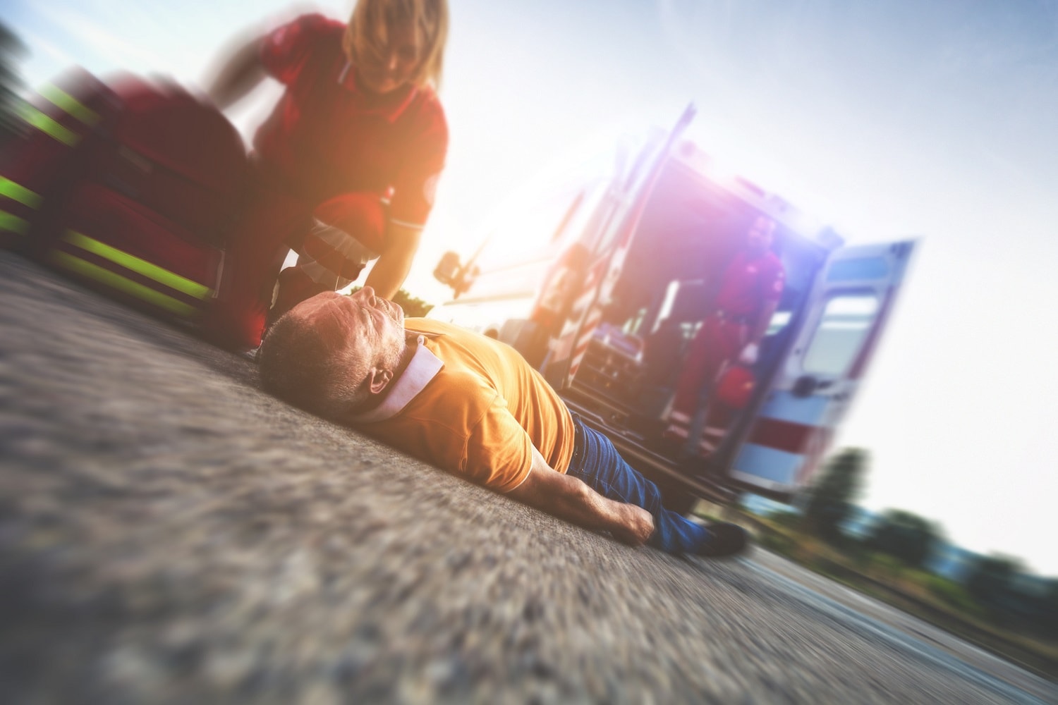 iStock-hommeaterre-ConvertImage-min firewoman helping man laying down after an accident