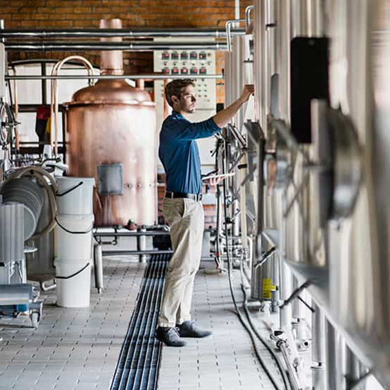 homme qui programme ses machines de distillation