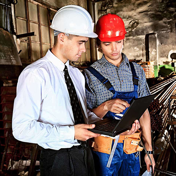 manufacturing réunion entre un ouvrier et le chef de chantier