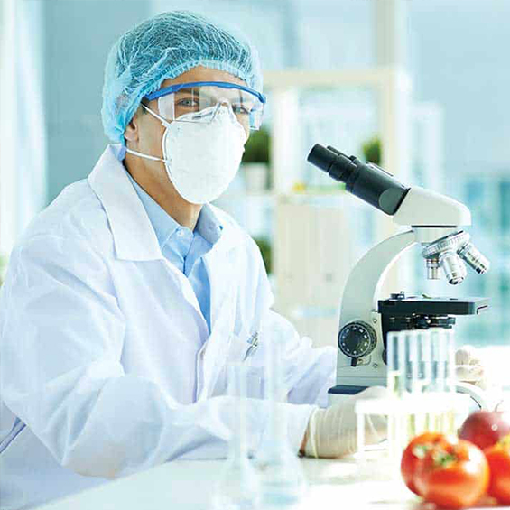 pharma pharmacien devant un microscope