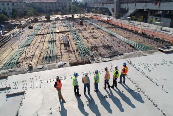 ouvriers du bâtiment sur un chantier